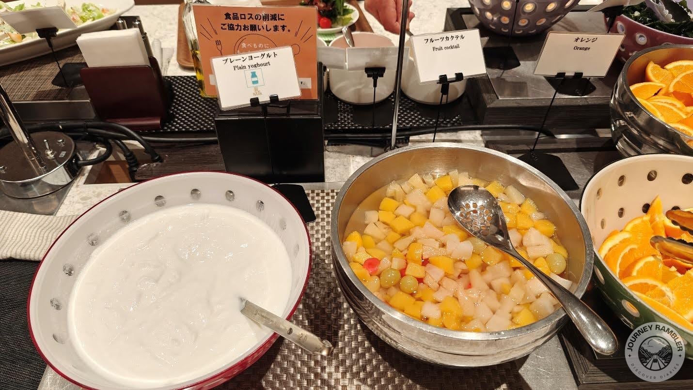 Fruit cocktail and plain yogurt