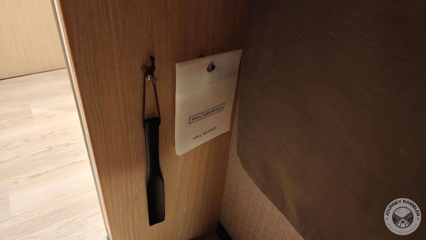 arrangements for polishing shoes