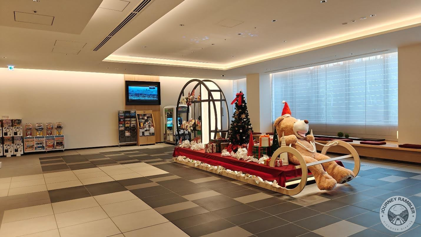 giant Santa sleigh and Christmas tree in the main part of the lobby had a giant teddy bear