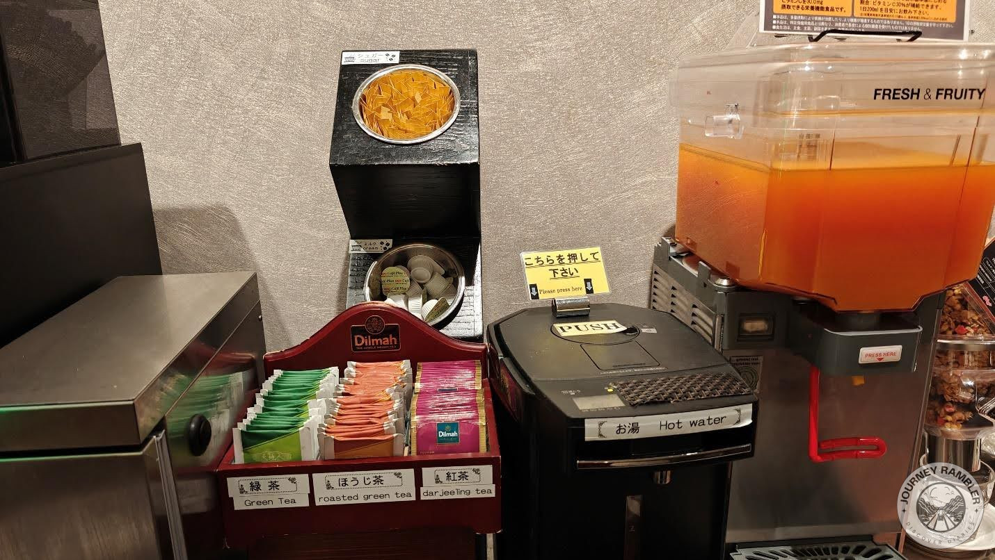 sachets of Darjeeling tea and green tea