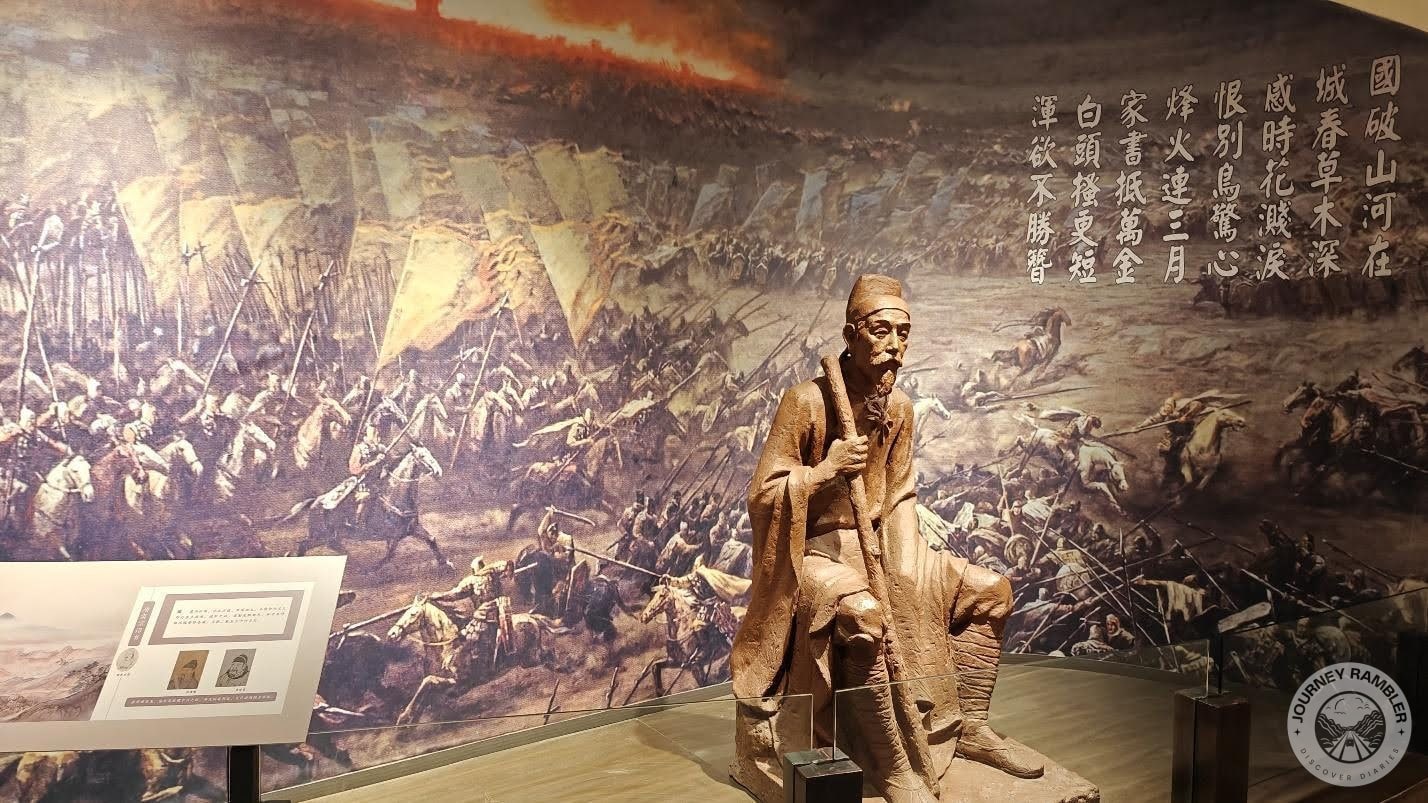 statue of Du Fu sitting on a stool