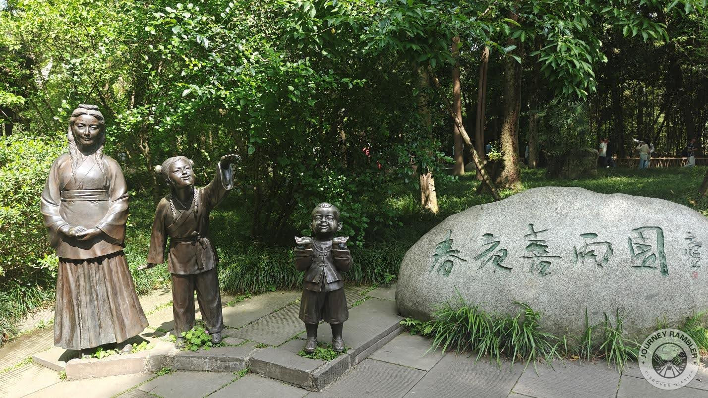 statues for Du Fu’s wife and children