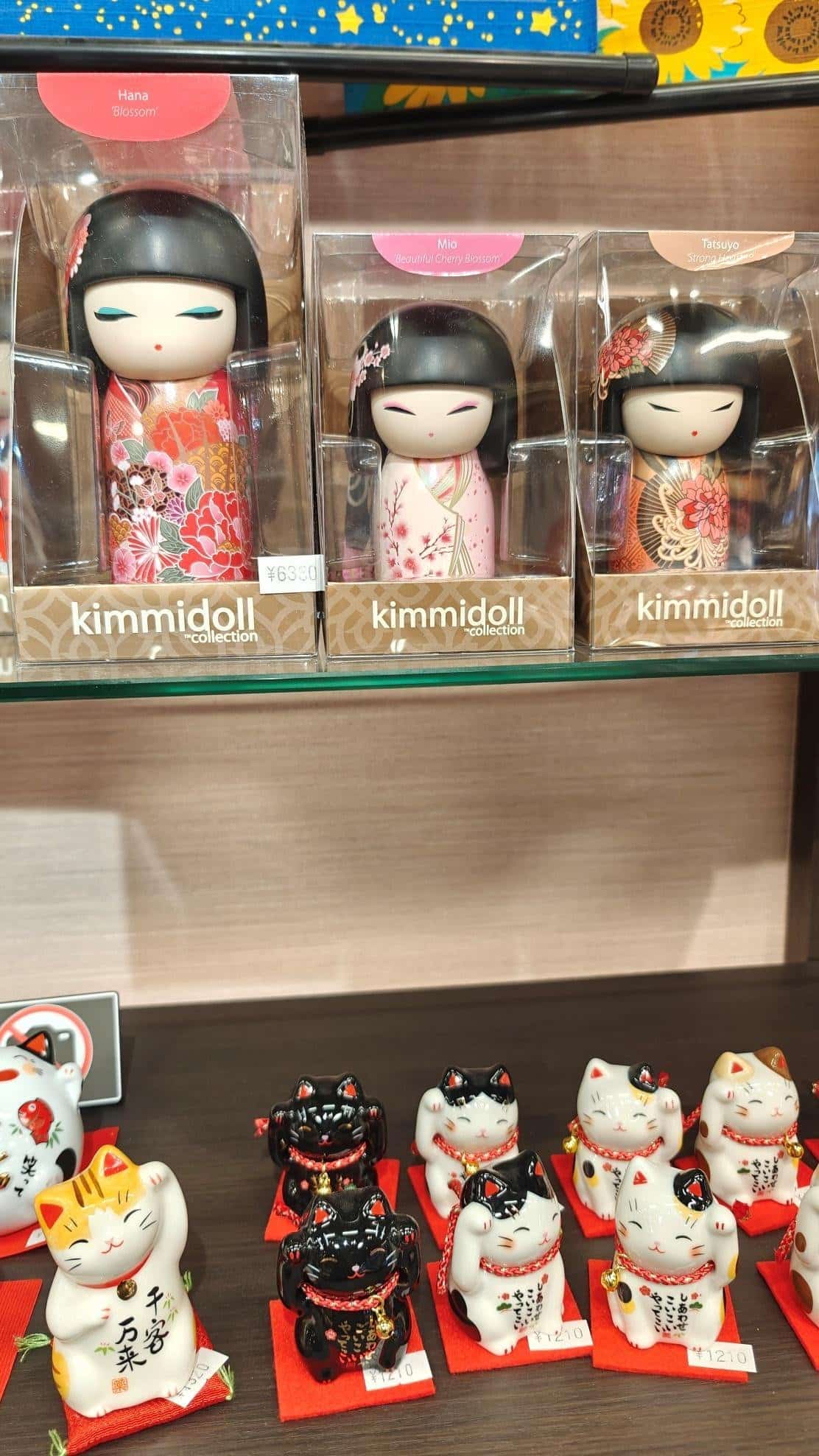 Kimmidoll figurines and Maneki-neko cats on display