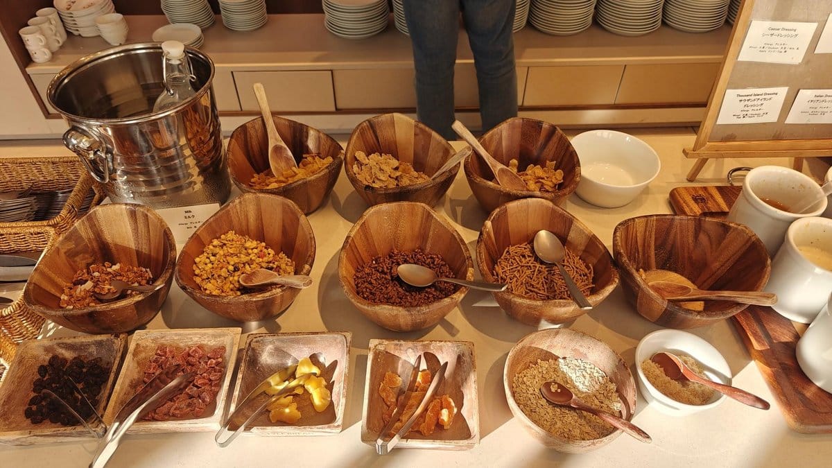 Breakfast cereal bar with condiments