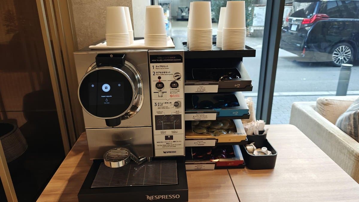 Coffee machine with capsules and cups