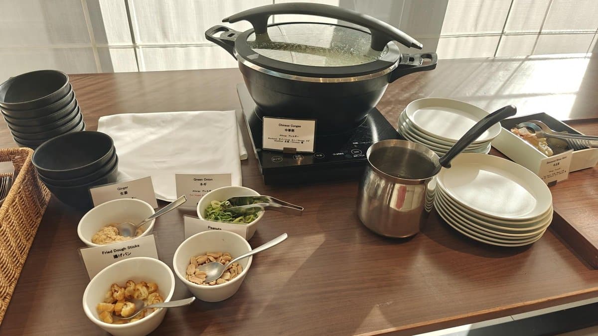 Congee station with toppings