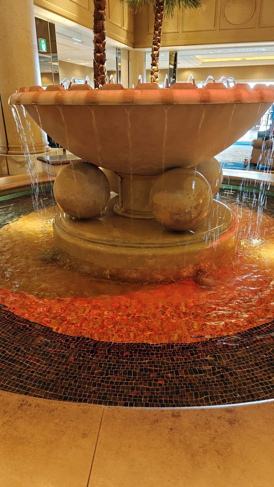 Decorative indoor water fountain