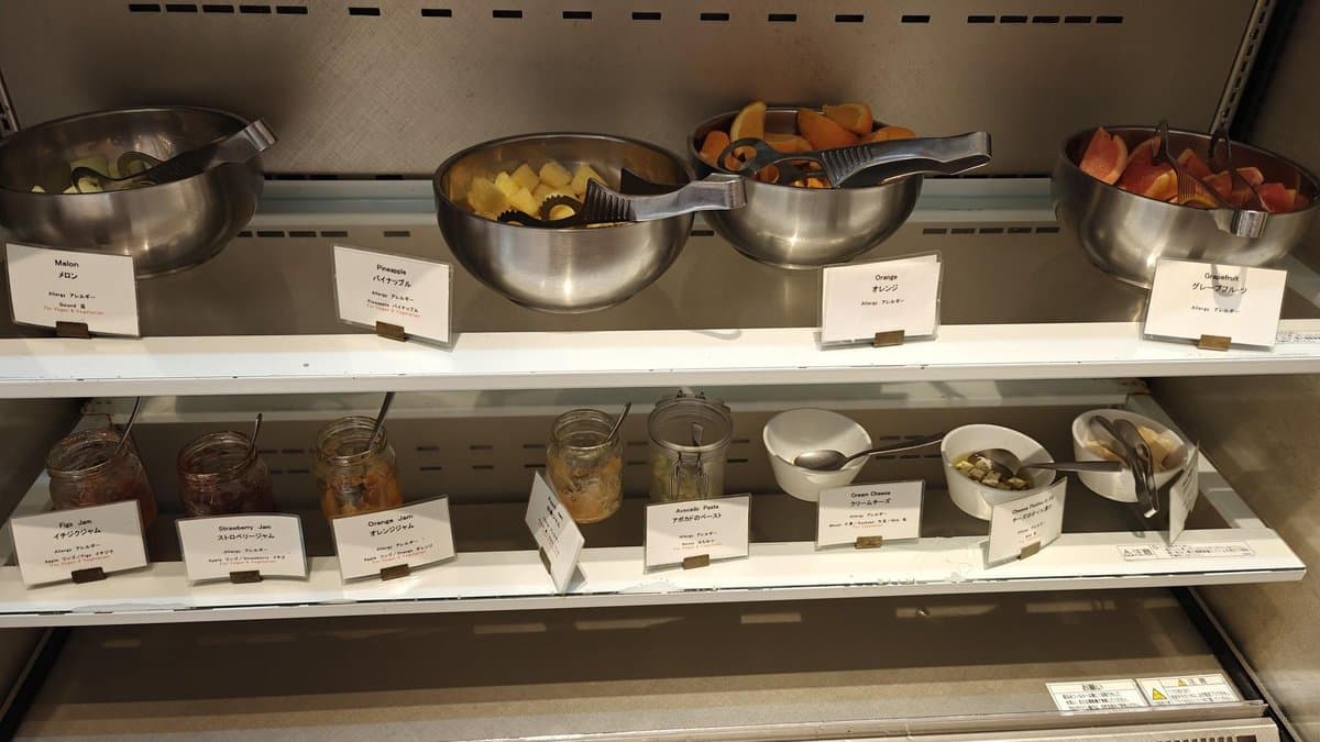 Fruit bowls and jars on display shelf