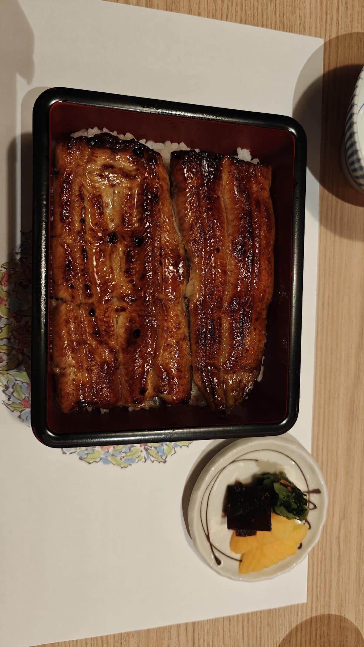 Grilled eel on rice with pickles
