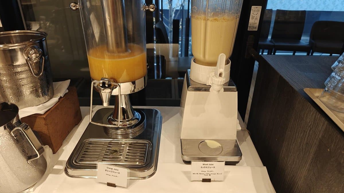 Juice dispensers with drinks