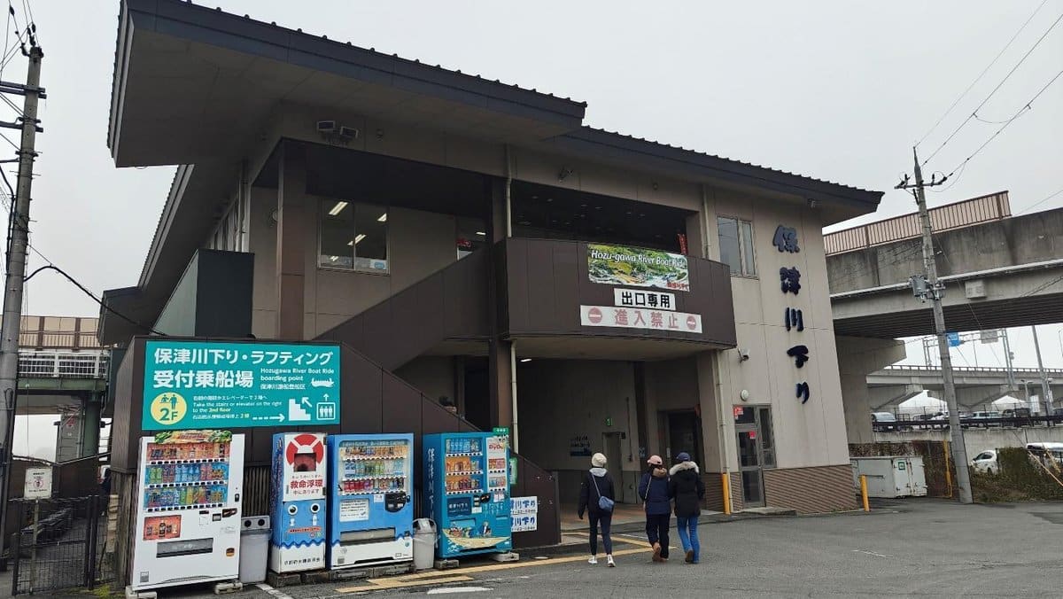 Outdoor vending machines near Hozugawa River building