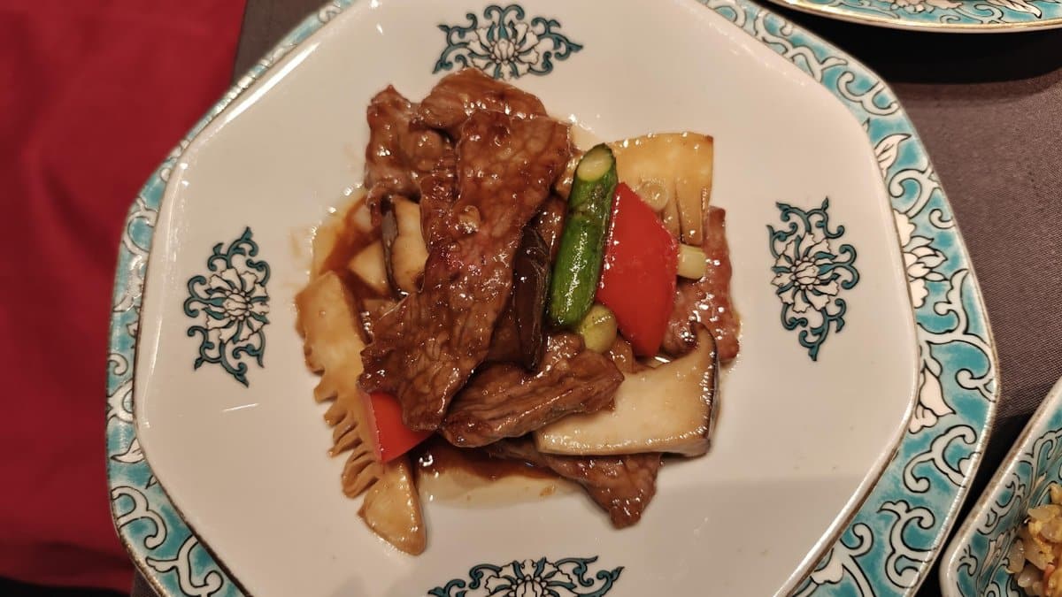 Stir-fried beef with vegetables