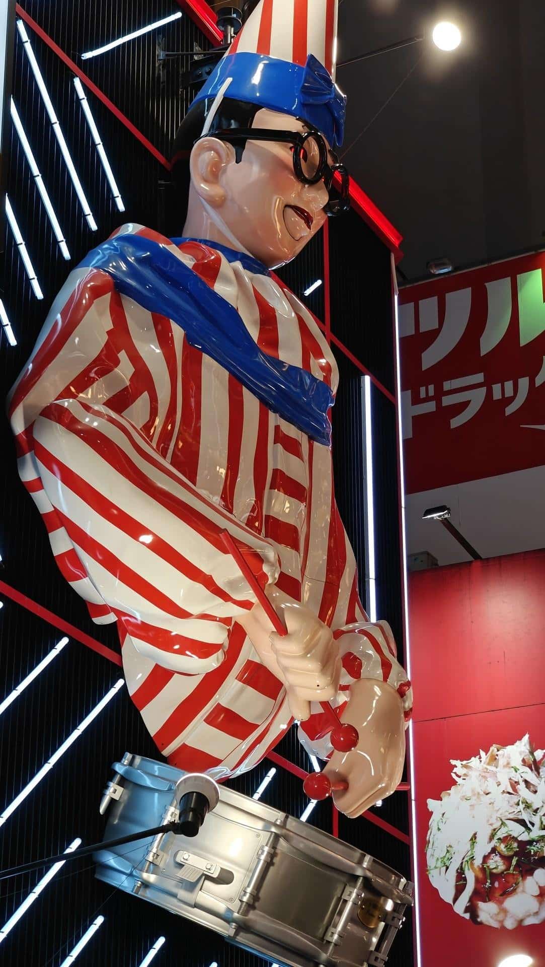 Striped statue with drum sticks