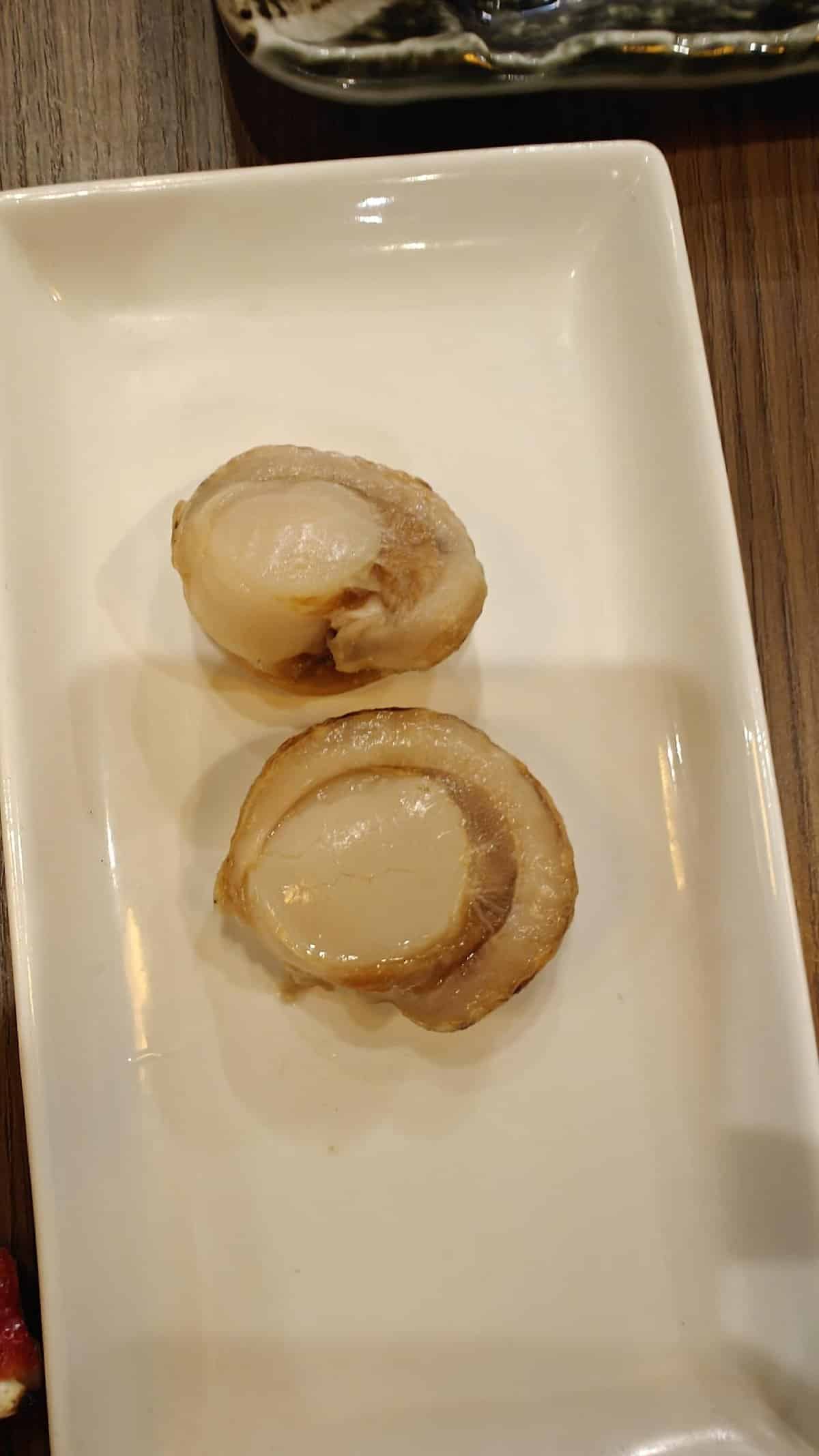 Two scallops on a rectangular plate