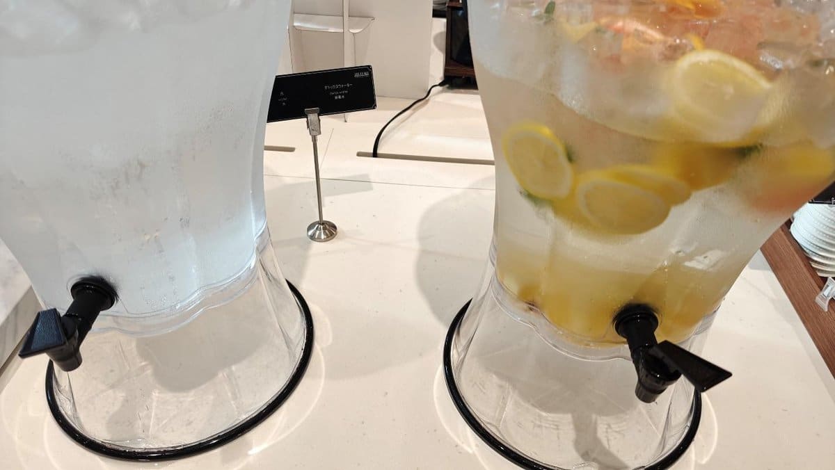 Water dispensers with lemon slices