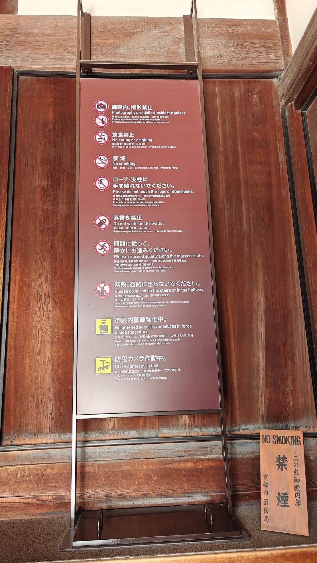 Multilingual no photography sign