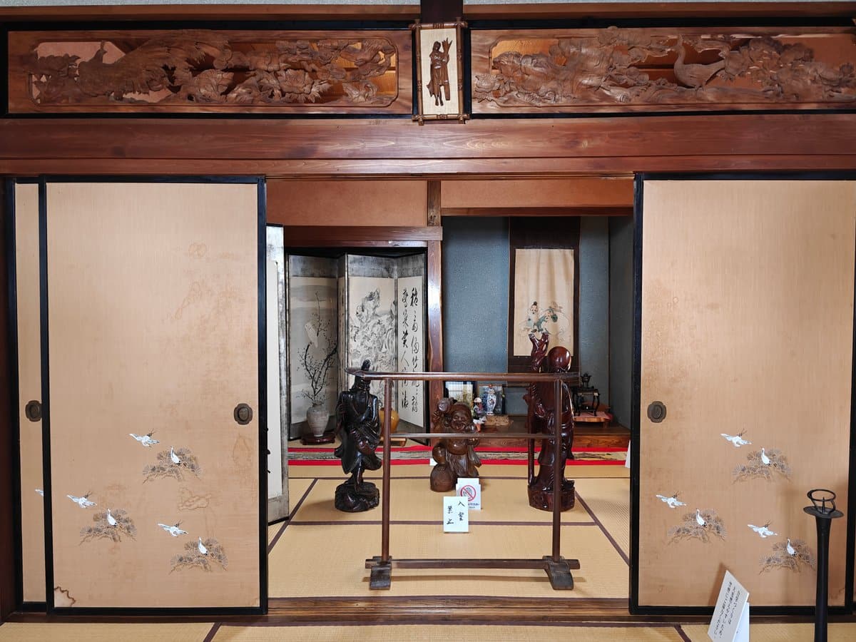 A formal zashiki reception room. Above the sliding