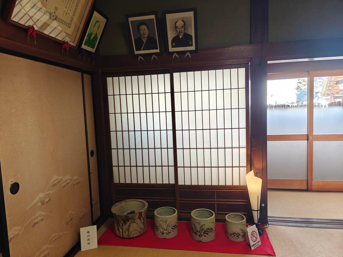 A tatami room labelled 奥の出居 (oku no dei).