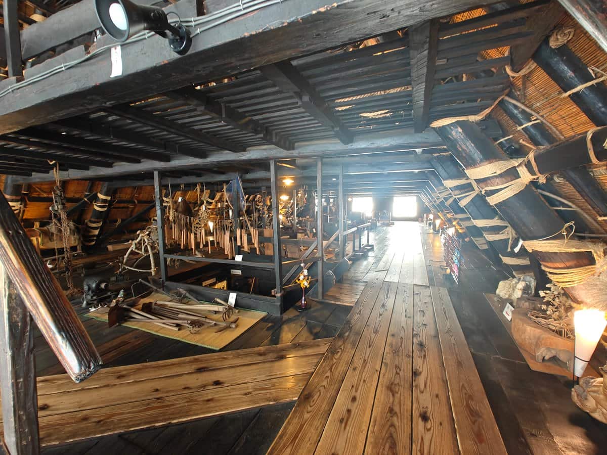 A wide view along the top attic: the