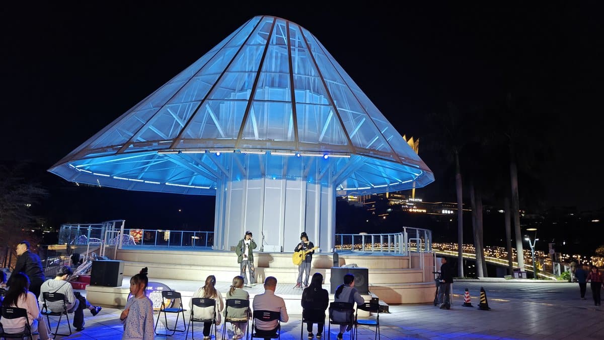 Acoustic performance in glass pavilion