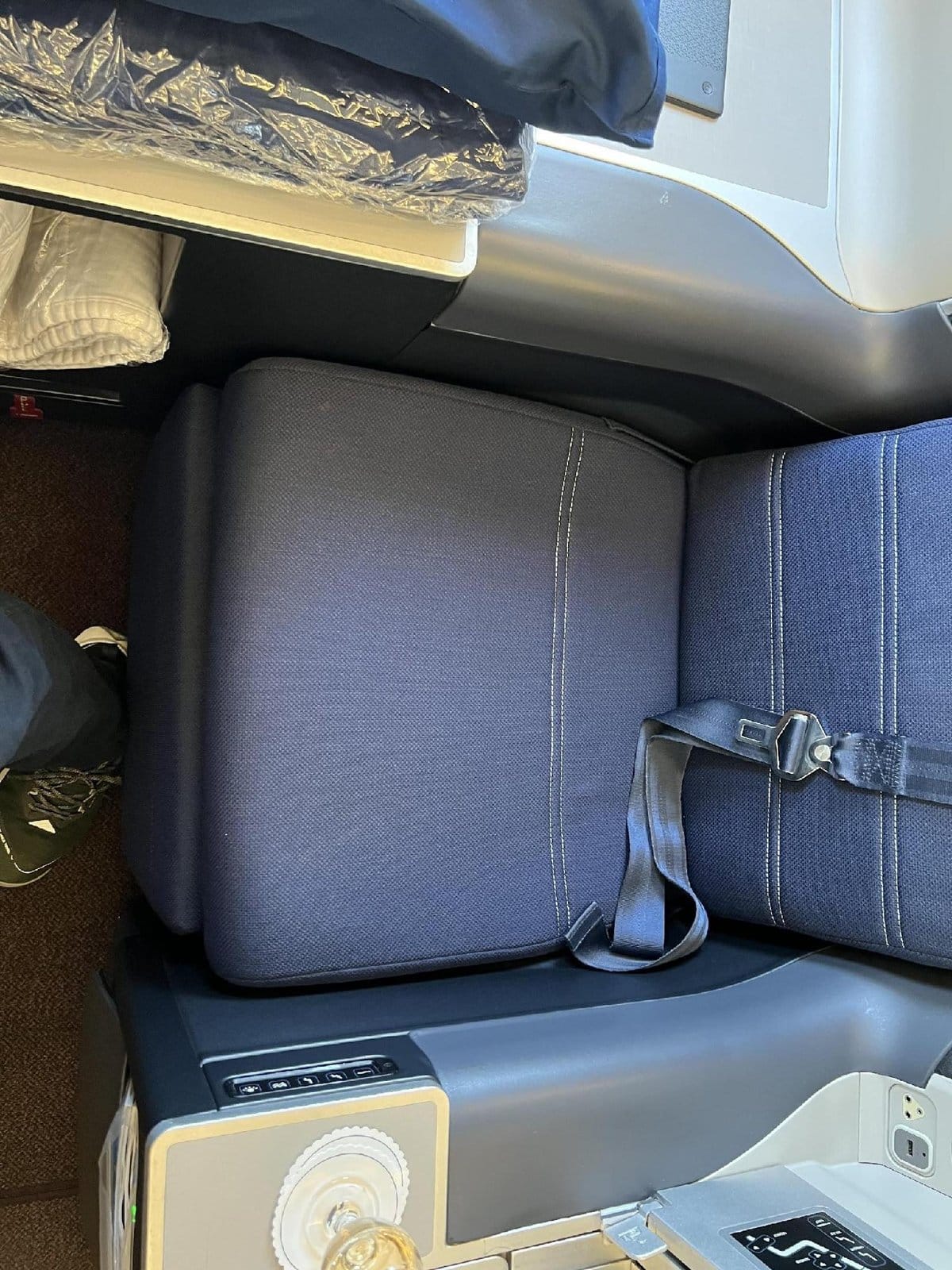 Airplane seat with seatbelt