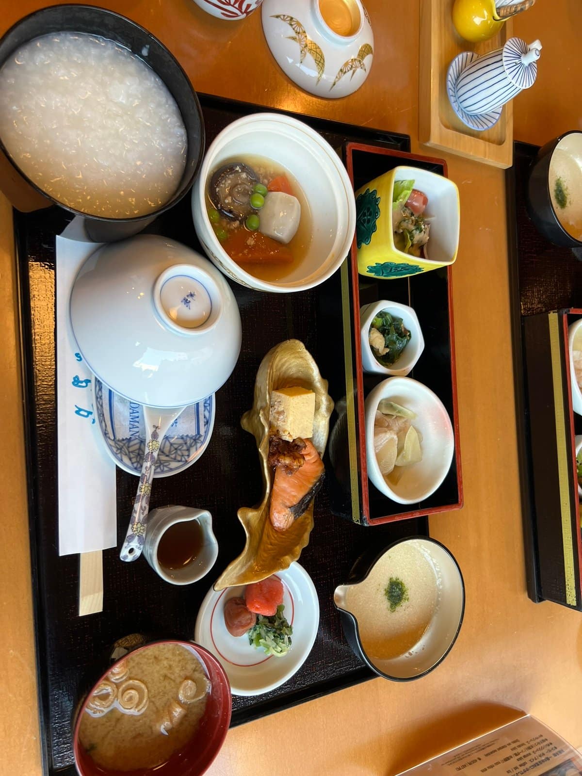 An elaborate accompanying set-meal tray: a black bowl