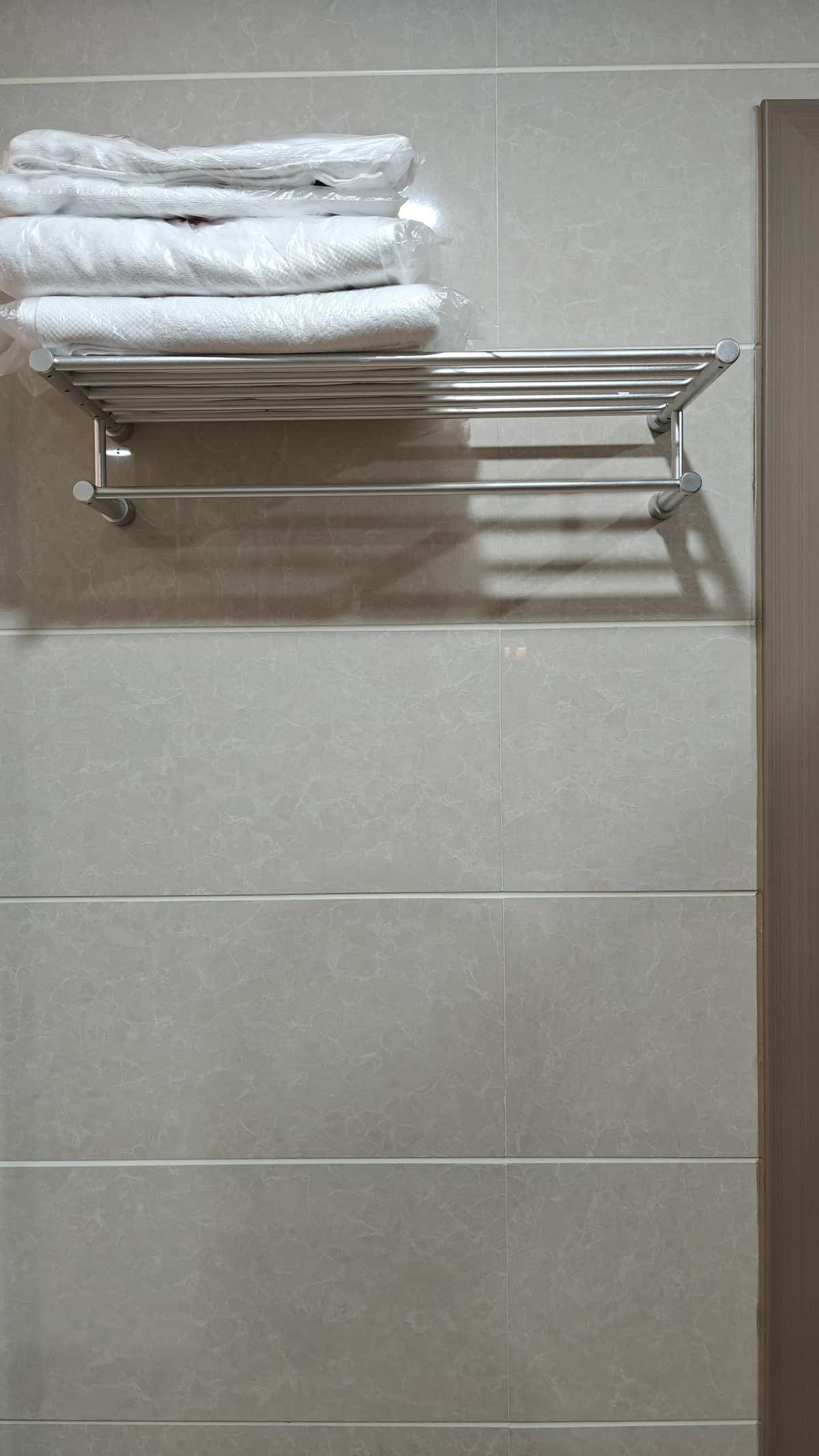 Bathroom towel rack