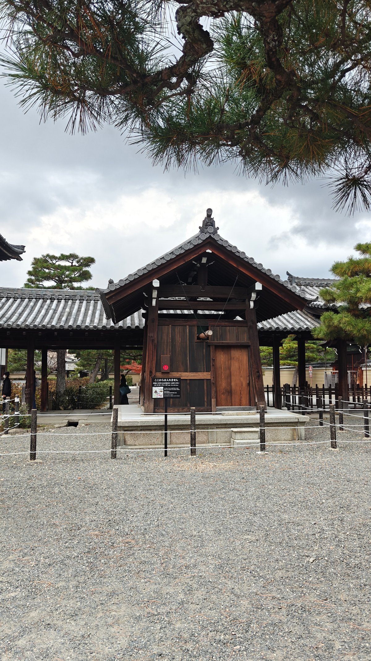 Bell tower (鐘楼) with its hanging bell, beneath