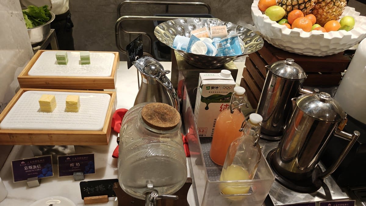 Beverage and fruit station