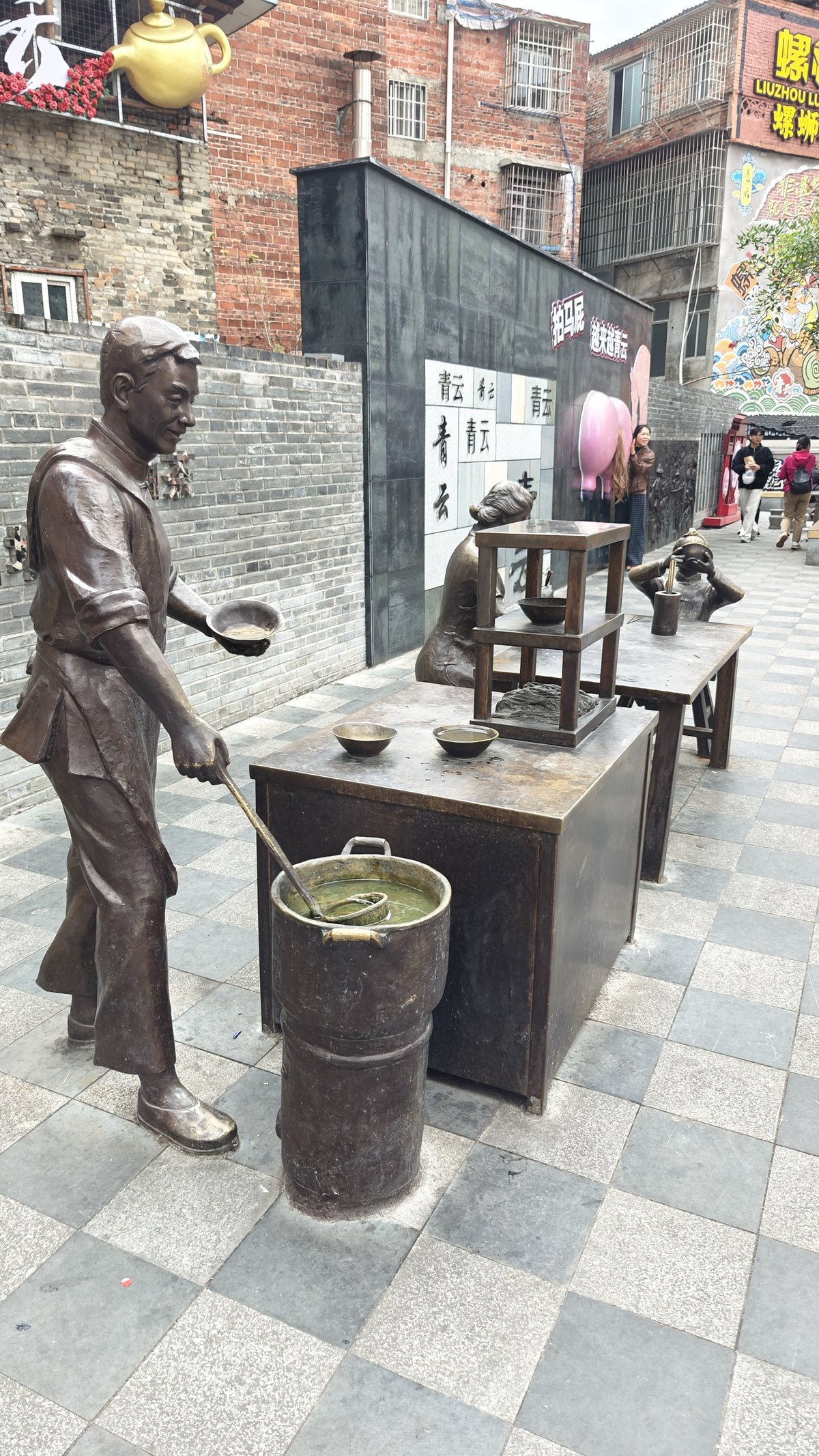 Bronze market worker statue