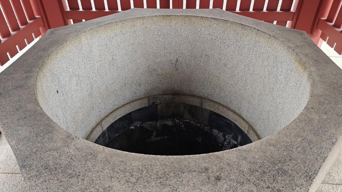 Circular stone well structure
