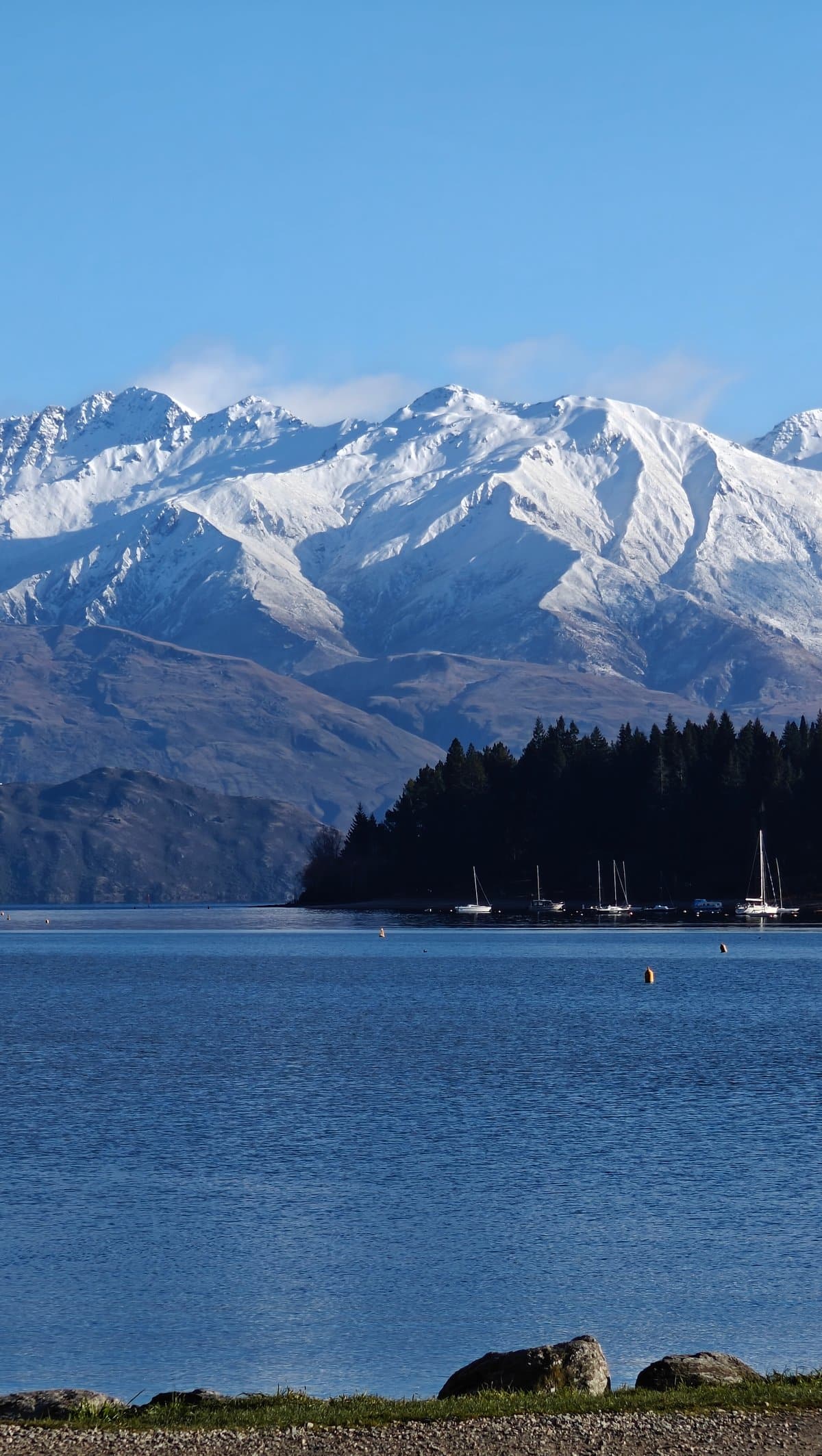 Classic deep-blue Lake Wanaka morning view