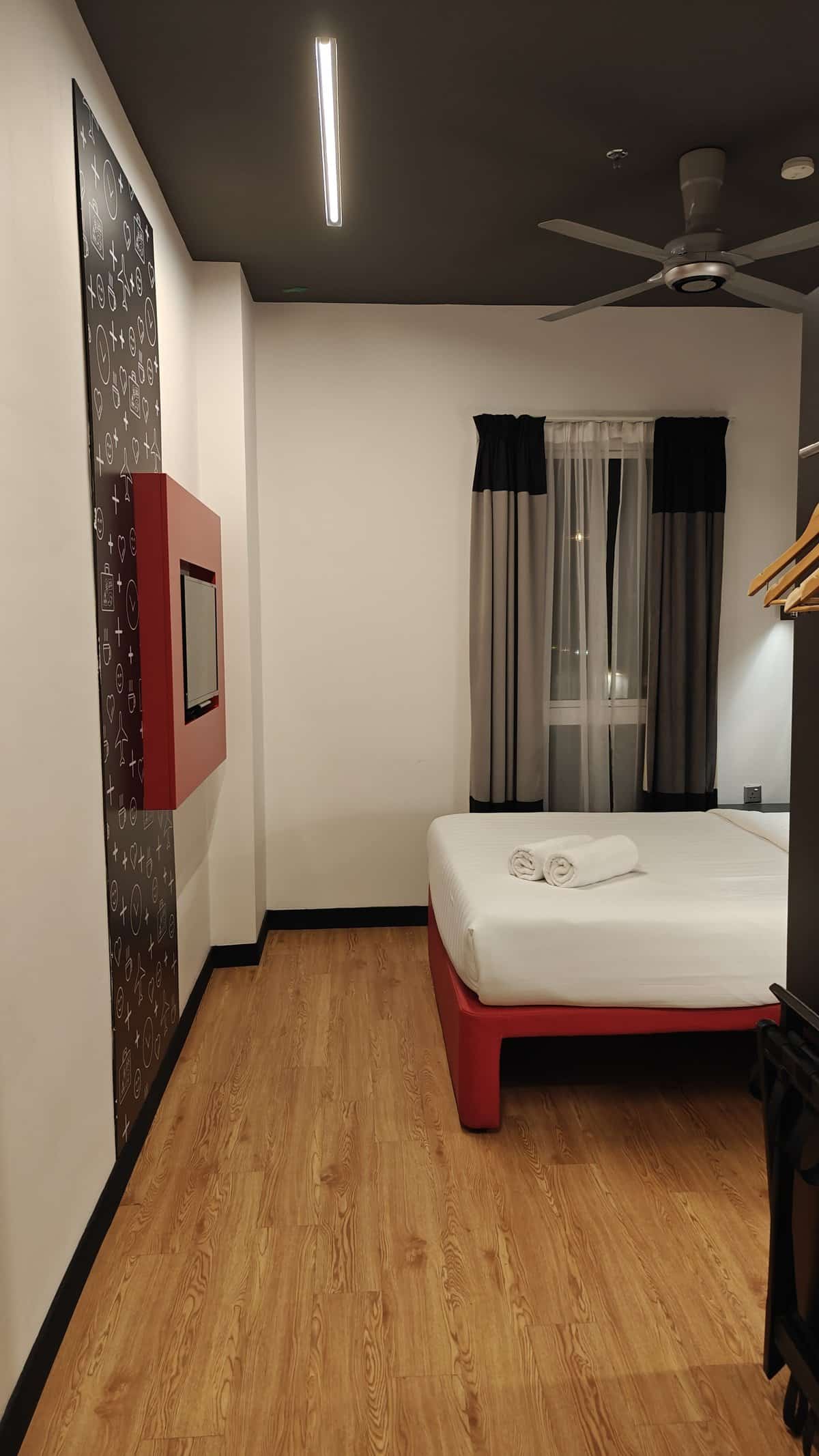 Compact room overview entrance