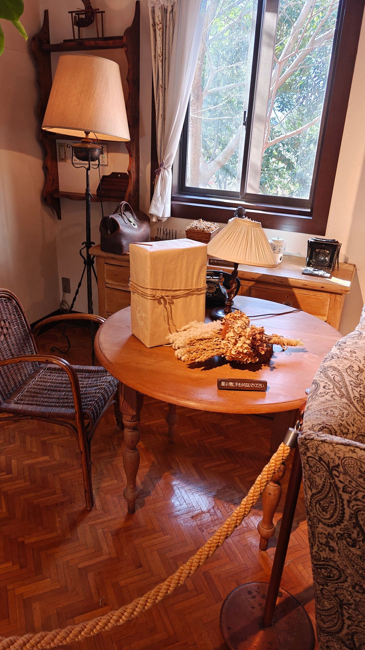 Cozy room with a round table, wicker chairs