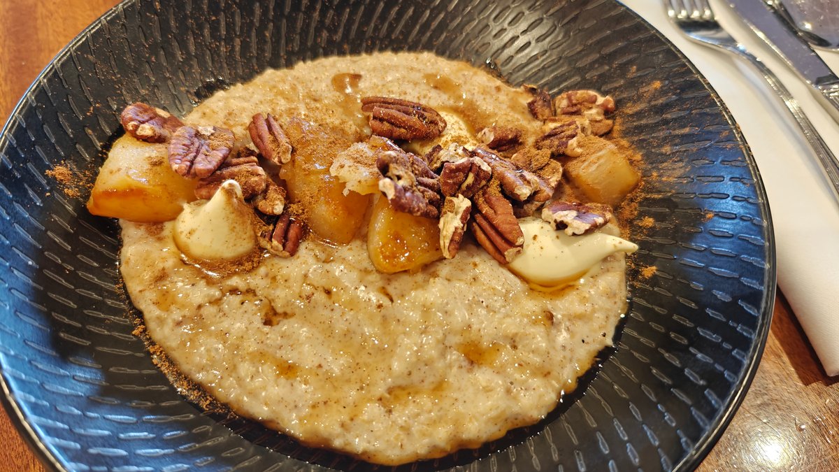 Creamy porridge breakfast bowl