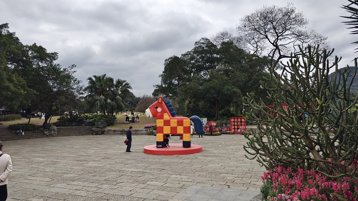 Decorative horse sculpture mountains