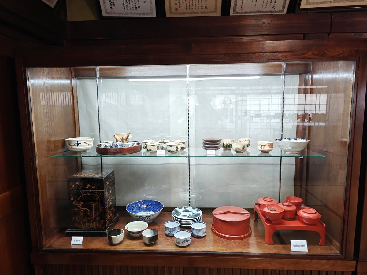 Display case of ceramics and lacquerware: white and