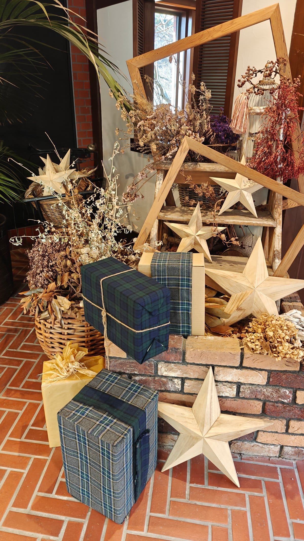 Dried-flower Christmas gift display
