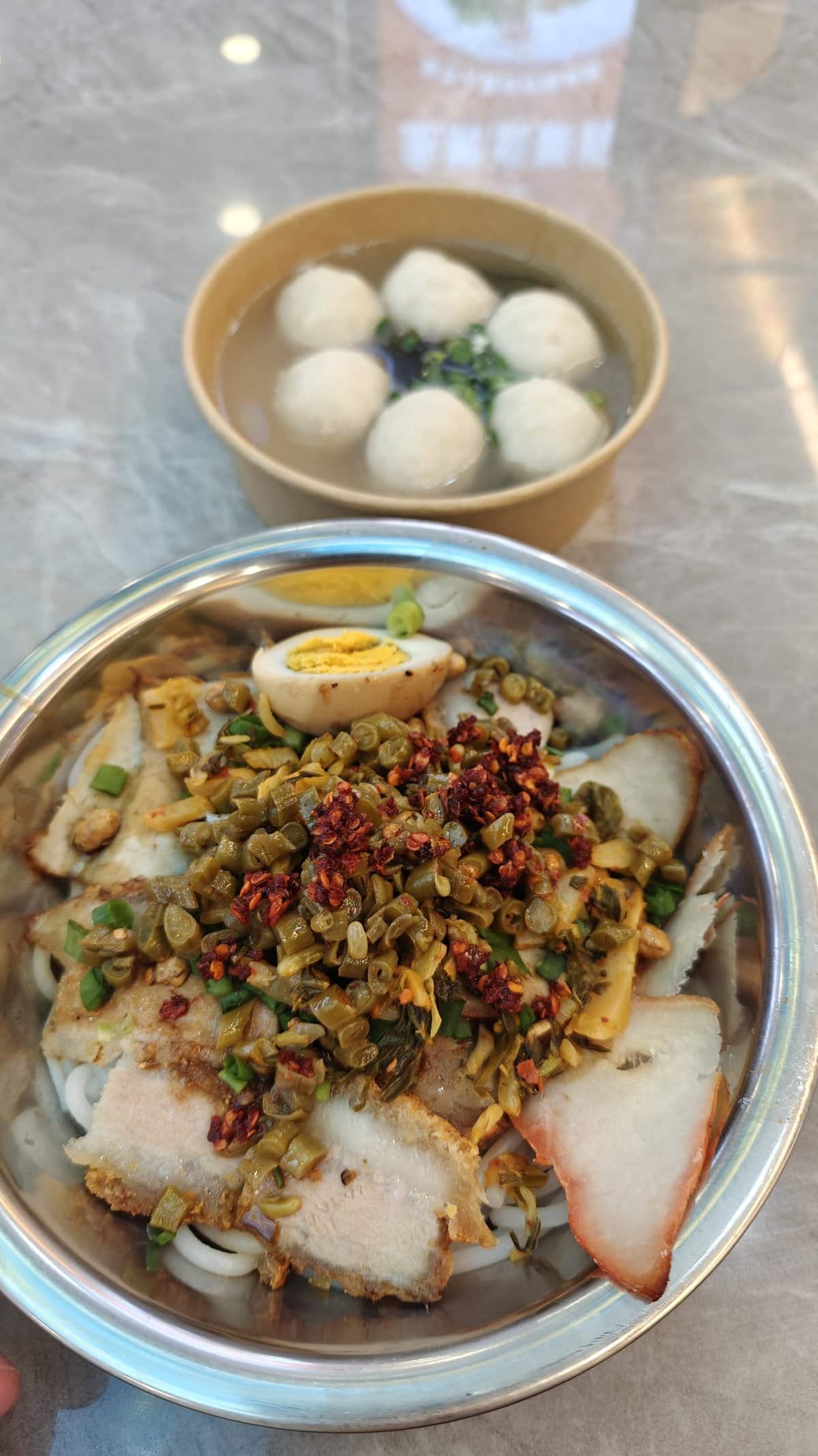 Dry rice noodles with toppings