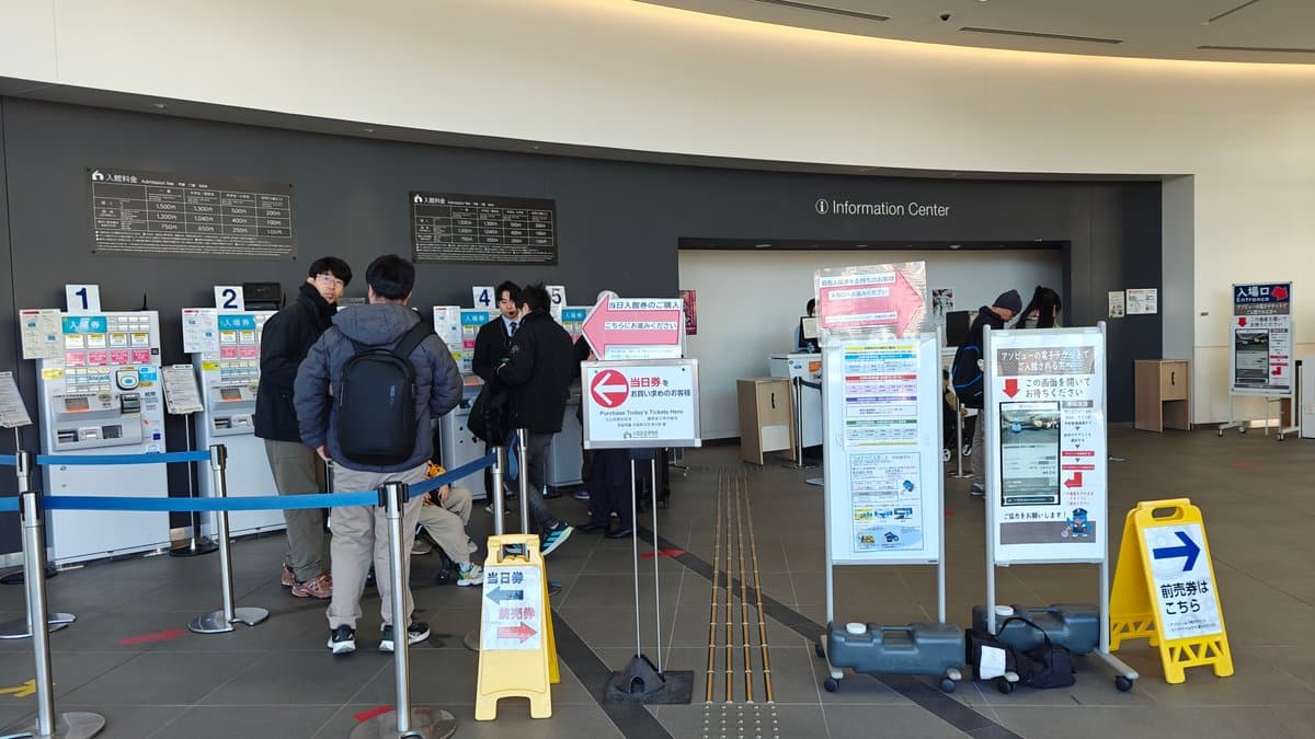 Entrance hall with the ticket queue and information