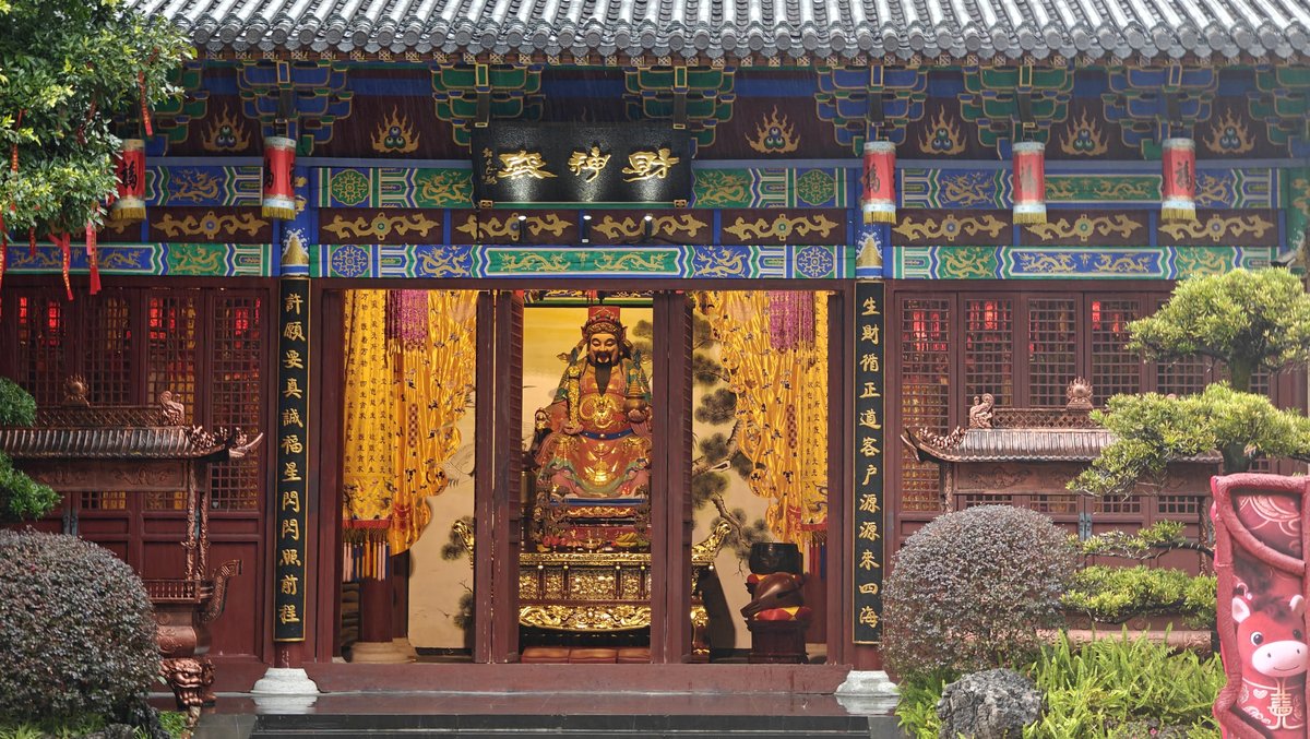 Fortune God Temple golden statue