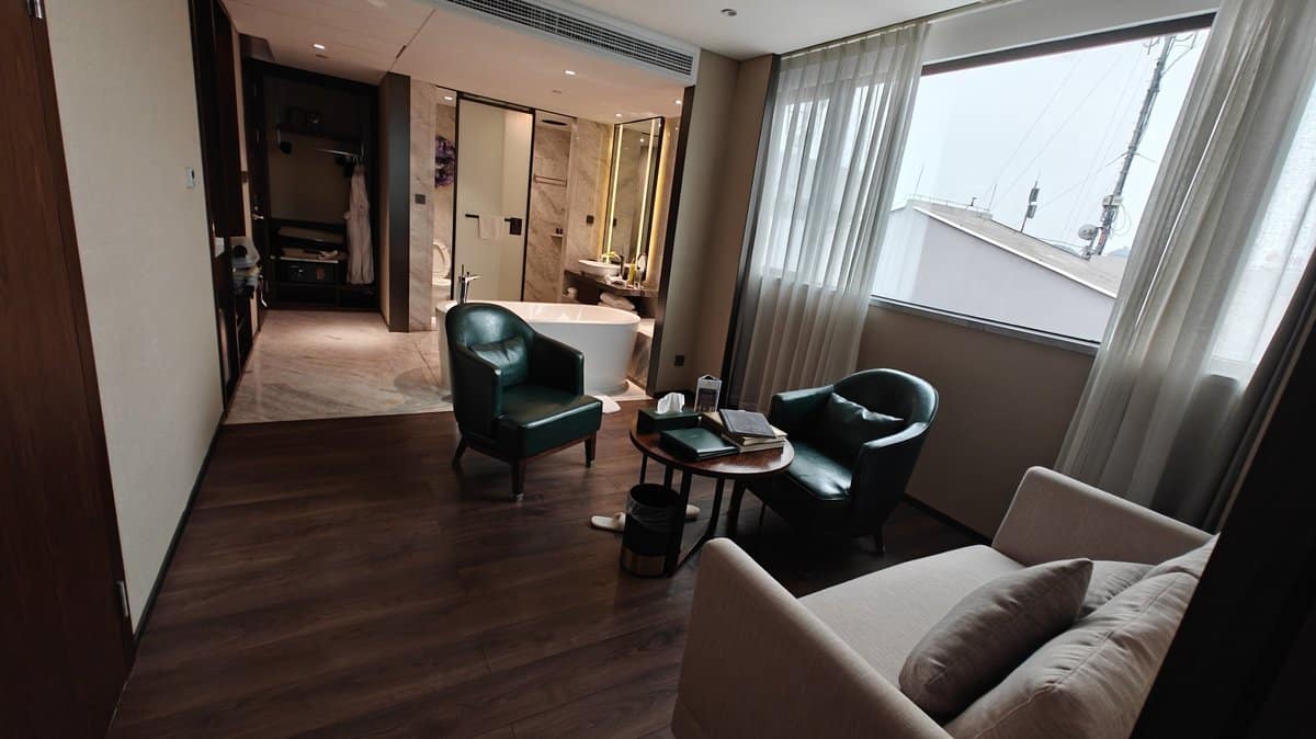 Full suite overview bathtub window