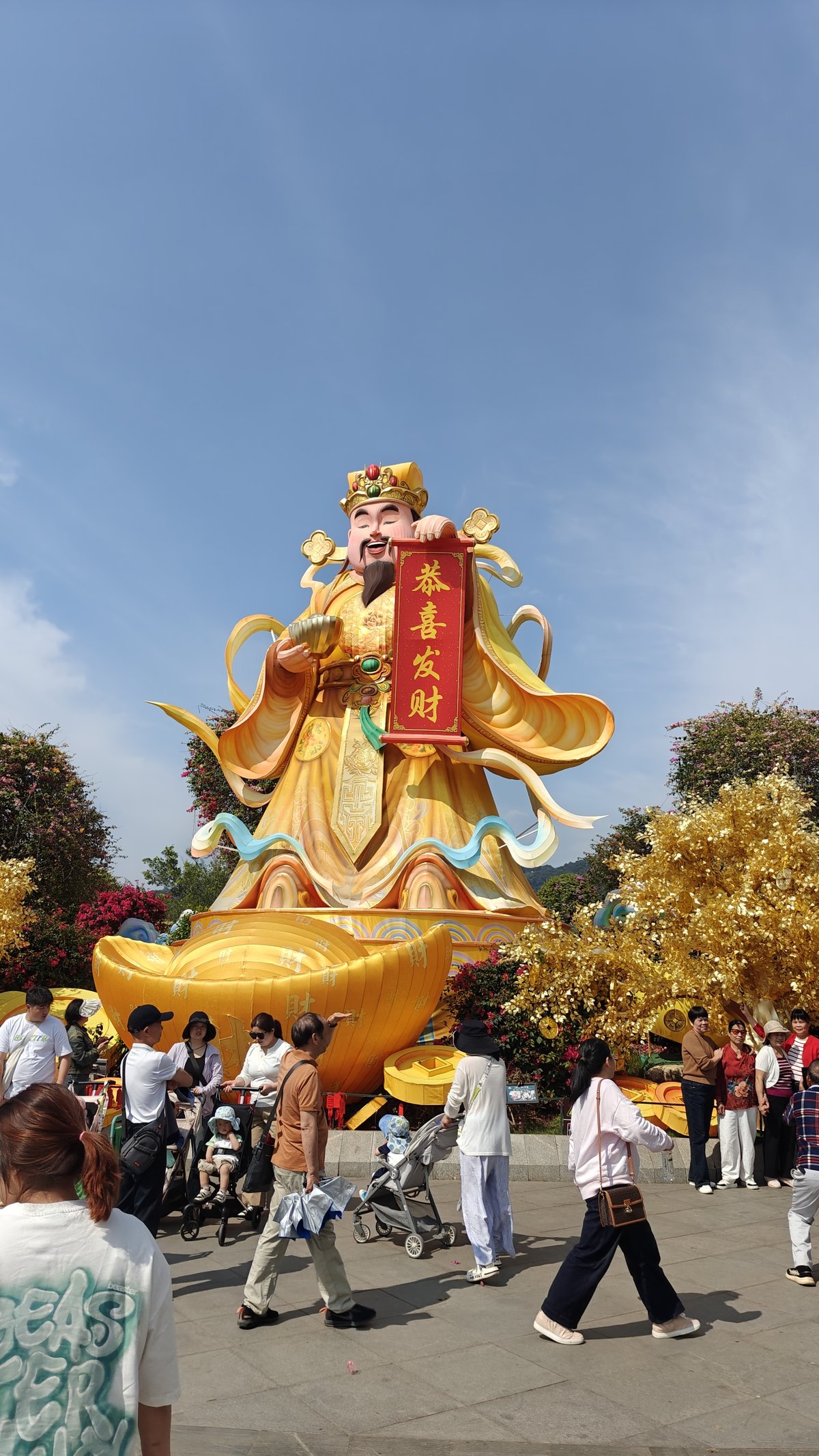 Giant God of Wealth statue