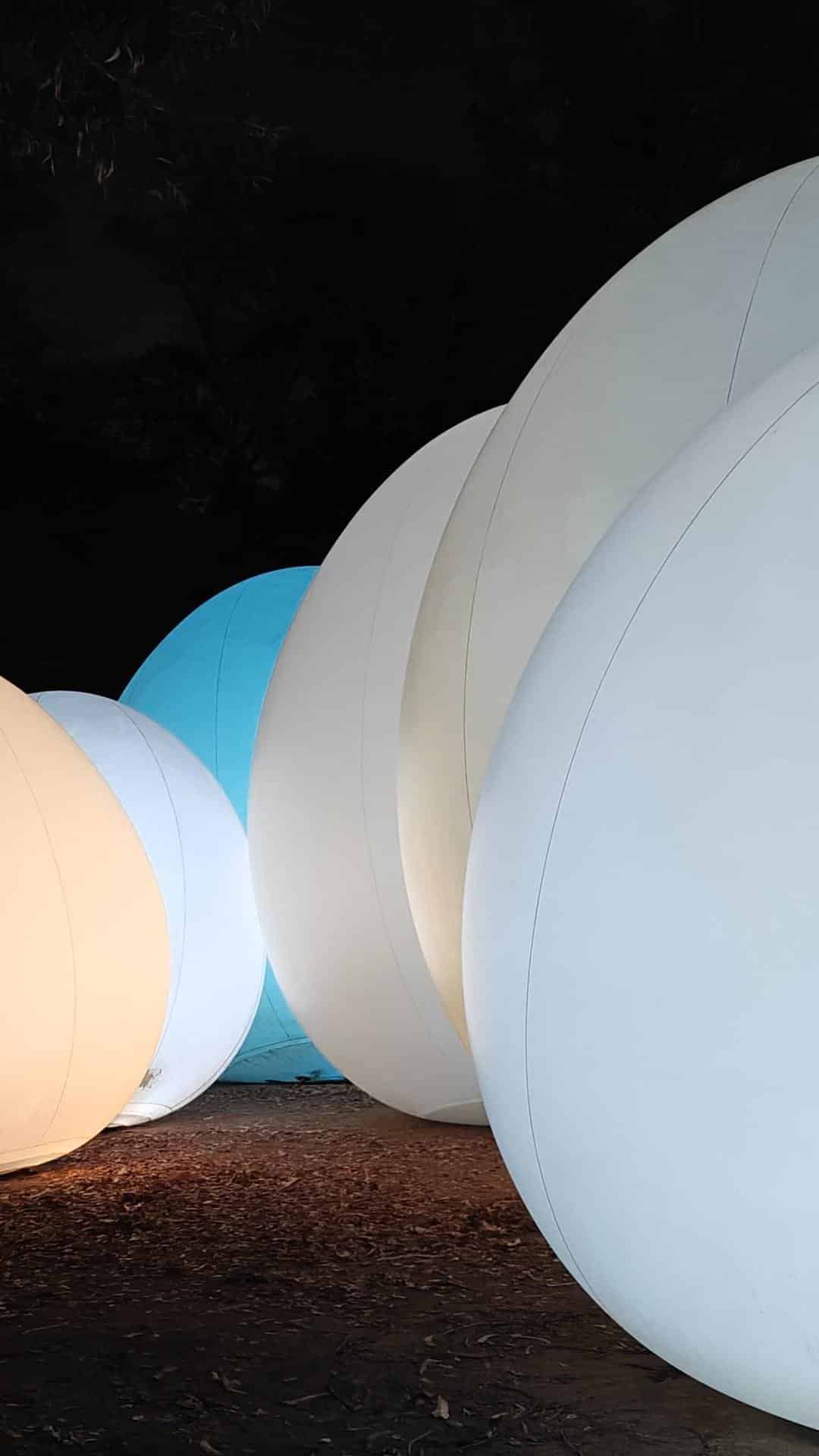 Glowing spheres in darkness