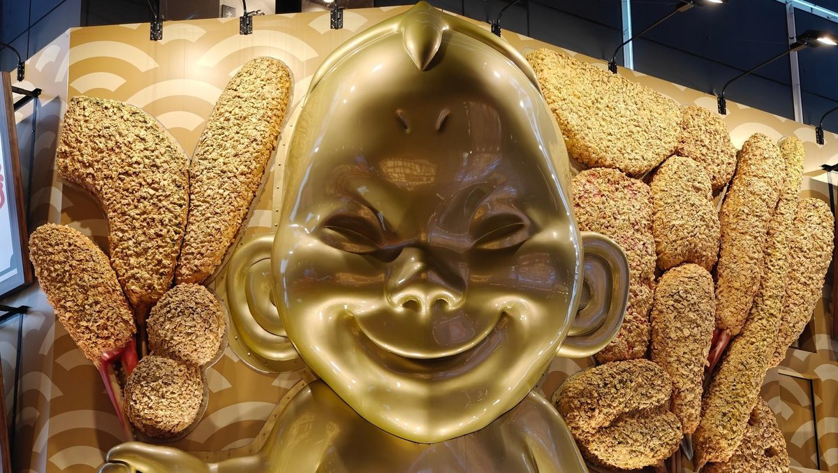 Golden statue with rice cracker decor