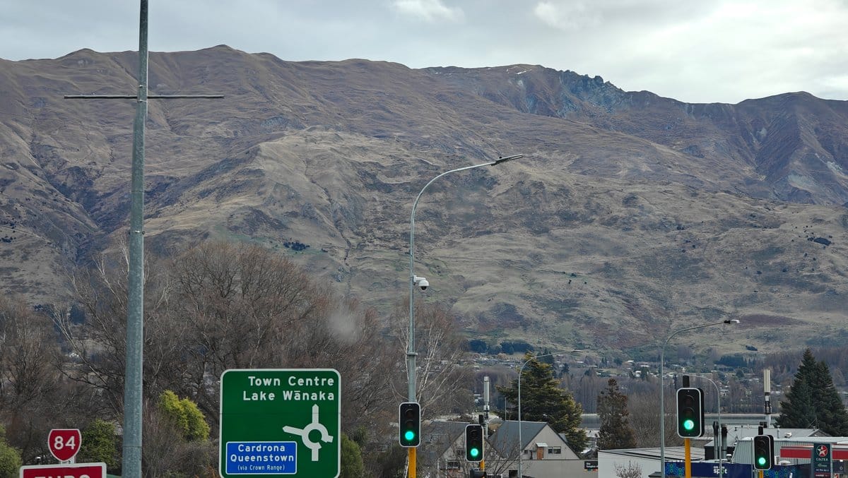 Green highway sign reading 'Town Centre / Lake
