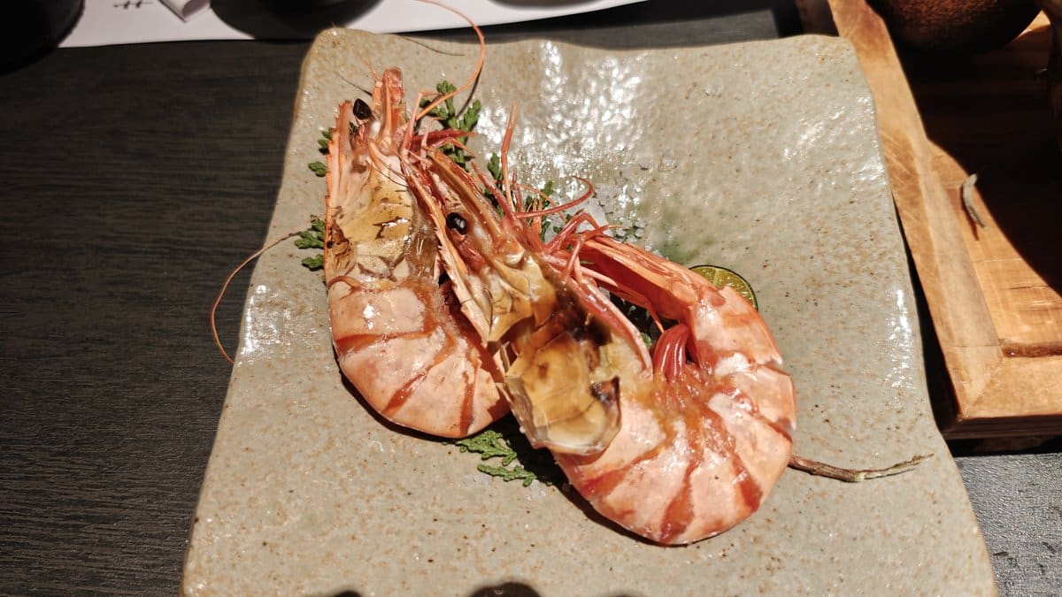 Grilled tiger prawns with lime