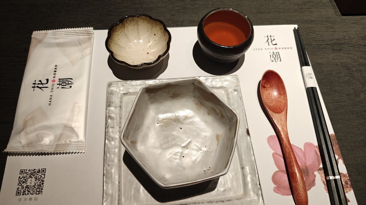 Hana Shio elegant place setting