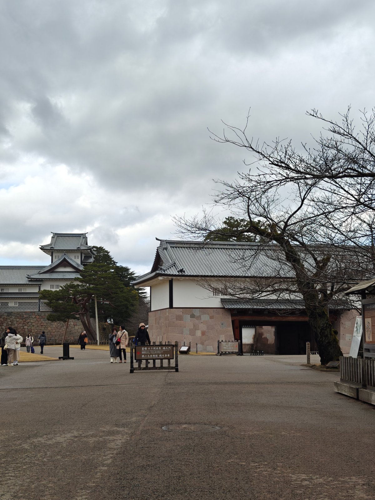 Hishi-yagura across Sannomaru plaza