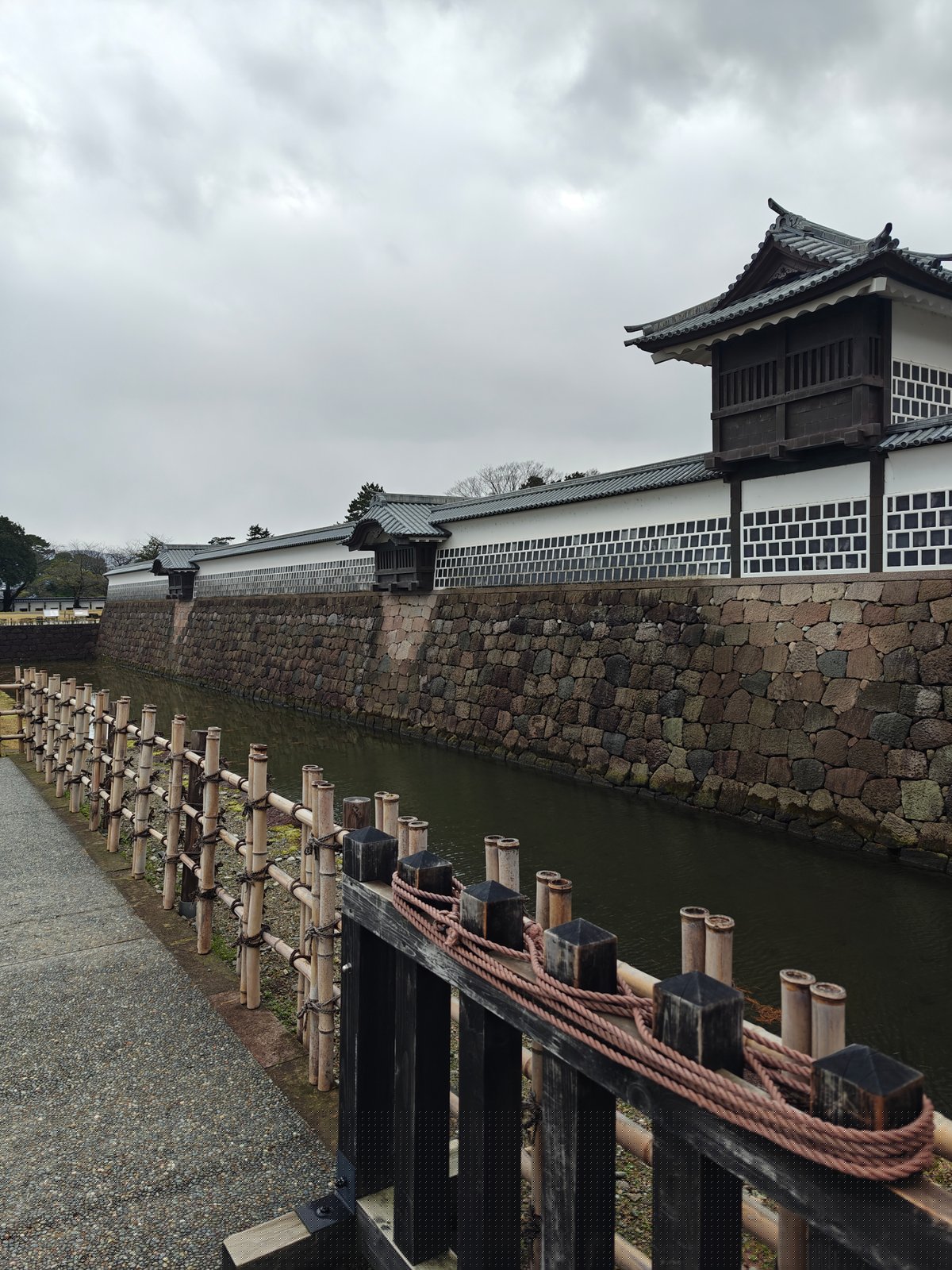 Hishi-yagura beside castle moat